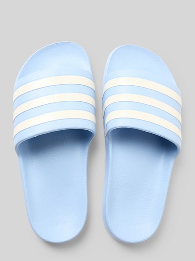 Produktfoto, Badeschuhe mit Label-Prägung Modell 'ADILETTE AQUA' von adidas, jednokolorowy, nosek buta otwarte palce, płaska podeszwa z fakturą, wytłaczane logo, paski z logo, bez zapięcia