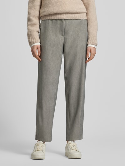 Vrouwenmodel draagt grijze Straight Fit Stoffhose met gesäßtaschen model 'Caia' van FREE/QUENT, elastische materiaalmix, knoop- en ritssluiting, verkorte pasvorm, voorkant volledige lichaamsweergave.