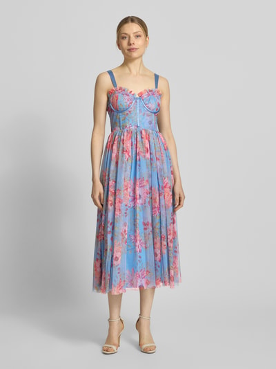 Frauenmodel trägt Cocktailkleid aus Tüll von LACE & BEADS in A-Linie als Midikleid mit floralen Mustern, Corsagenkleid, Rückenlänge bei Größe S 101 cm, Brustweite bei Größe S 41 cm, Ganzkörperansicht von vorne.