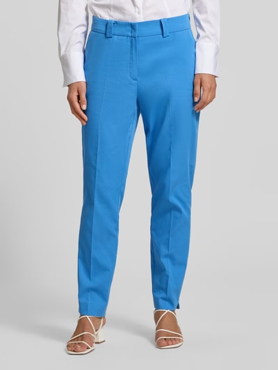 Frauenmodel trägt Stoffhose mit Bügelfalte von More & More in kräftigem Blau, Baumwoll-Mix mit Stretch, Straight Fit, Nahaufnahme Vorderansicht.