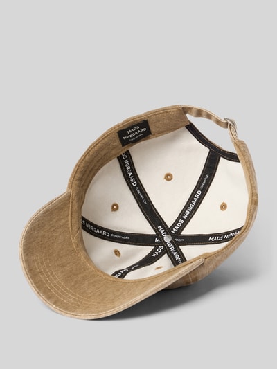 Produktfoto, Basecap mit Label-Stitching von MADS NØRGAARD aus reiner Baumwolle in Beige mit verstärktem Schirm, größenverstellbar, strukturierte Oberfläche
