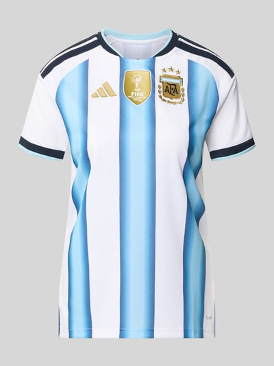 Frauenmodel trägt Regular Fit Trikot mit AFA-Applikation von adidas Sportswear, Mehrfarbig, Kontraststreifen, Logo-Stitching, CLIMACOOL Technologie, Rundhals, Kurzarm, Ganzkörperansicht von vorne.