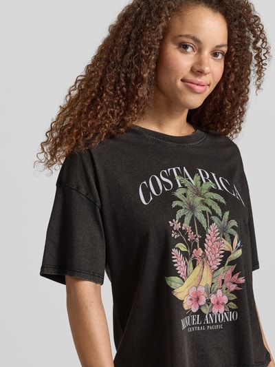 Frauenmodel trägt Damen T-Shirt von Only, Modell 'Boxy Fit T-Shirt aus reiner Baumwolle Modell LUCY', Optik: Unifarben, Boxy-Fit, Motiv-Print, Rundhals, Kurzarm, Material: Reine Baumwolle, Vorderansicht, Nahaufnahme Oberkörper.