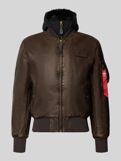 Produktfoto, Bomberjacke in Leder-Optik mit Label-Details von Alpha Industries, braun, Reißverschluss, Kapuze, Stehkragen, glatte Textur