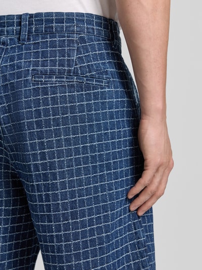 Männermodel trägt Regular Fit Bermudas met viscose model 'Luca' van Wood Wood met ruitpatroon, mix van katoen en viscose, detailaufnahme achterzak.
