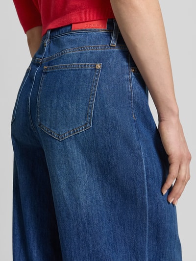 Kobiece modelka nosi Wide Leg Jeans mit Eingrifftaschen von comma, mieszanka bawełny z dodatkiem streczu, kanty, wpuszczane kieszenie, niebieski denim, szerokość w rozmiarze 36/32: 37 cm, długość wewnętrzna nogawki w rozmiarze 36/32: 81 cm, ujęcie z tyłu zbliżenie na biodra.