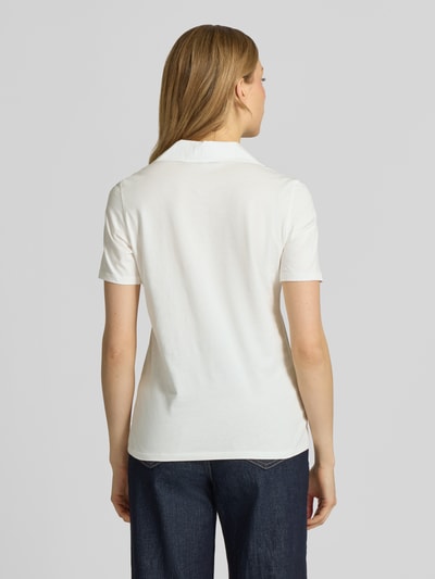 Kobiece modelka nosi Regular Fit Poloshirt aus reiner Baumwolle od Marc O'Polo, efekt: jednolity kolor, krój regular fit, nadruk z logo, kołnierzyk polo, krótkie zapięcie na guziki, rękaw: krótki rękaw, brustasza, wykończenie materiału: dżersej, bawełna, Ganzkörperansicht Rückansicht