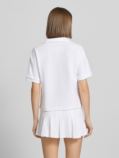 Frauenmodel trägt Regular Fit Poloshirt mit Logo-Stitching von adidas Sportswear in Weiß, reine Baumwolle, elastische Ärmelabschlüsse, Ganzkörperansicht Rückansicht