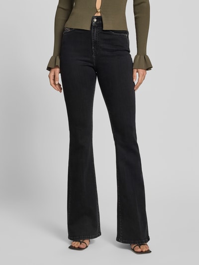 Frauenmodel trägt Flared Fit Jeans mit Logo-Detail von Diesel aus schwarzem Baumwoll-Mix, 5-Pocket-Design, Knopf- und Reißverschluss, Nahaufnahme Oberkörper.