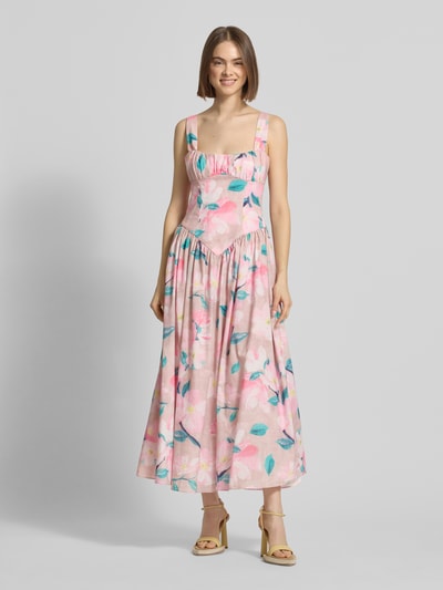 Vrouwenmodel draagt Midikleid im Allover-Look Modell 'CARTIA' van Bardot in roze met blauwe en groene bloemmotieven, a-lijn, puur ramie, volledige lichaamsaanzicht van voren.