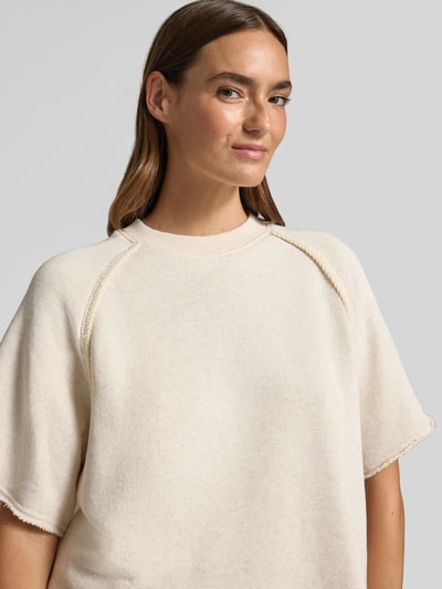 Frauenmodel trägt Regular Fit Sweatshirt aus Baumwoll-Mix Modell 'C_ELEA' von BOSS Orange in Beige mit feiner Textur, Nahaufnahme Oberkörper. Damen Sweatshirt.