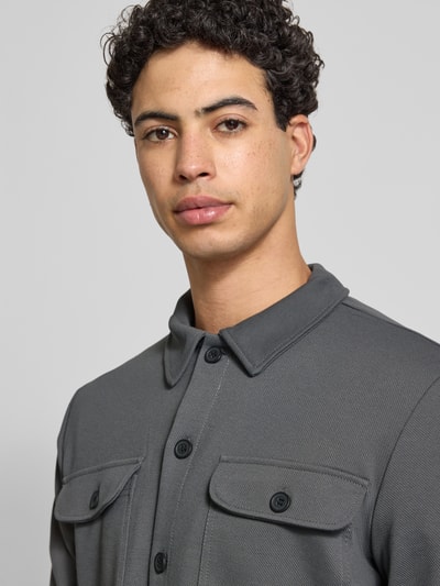 Männermodel trägt Regular Fit Hemdjacke mit Viskose-Anteil Modell 'NEWKODYL' von Only & Sons, Twillstruktur, unifarben, Nahaufnahme Oberkörper