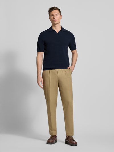 Männermodel trägt Regular Fit Poloshirt mit gerippten Abschlüssen von MCNEAL in Dunkelblau, reine Baumwolle, Ganzkörperansicht von vorne.