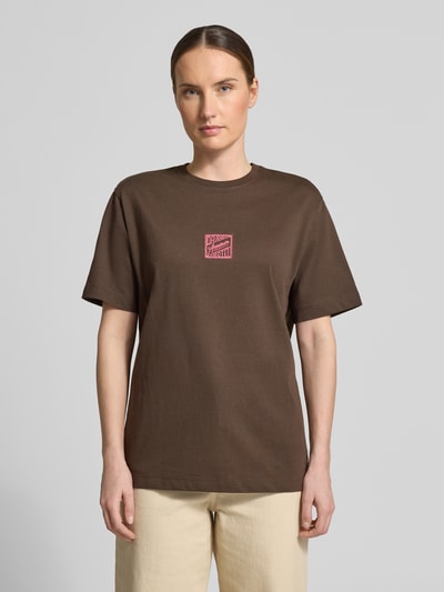 Vrouwenmodel draagt Relaxed Fit T-shirt uit puur katoen model 'BROOK SS HOTEL' van Selected Femme, look: effen, applicatie met labelstitching, ronde hals, korte mouw, jersey materiaalverwerking, kleur bruin, geheel vooraanzicht, nahaufnahme bovenlichaam.