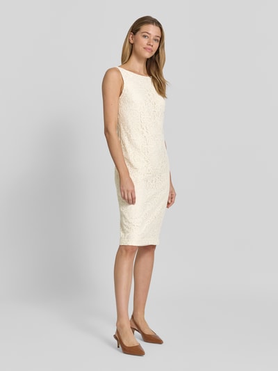 Frauenmodel trägt enganliegendes Cocktailkleid aus Viskose-Mix mit Baumwoll-Anteil von Lauren Ralph Lauren in Creme, florale Struktur, Ganzkörperansicht von vorne. Damen Cocktailkleid.