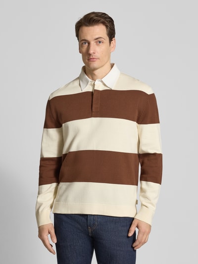 Männermodel trägt Regular Fit Poloshirt mit Streifenmuster von Gant aus reiner Baumwolle, Polokragen, verdeckte Knopfleiste, Nahaufnahme Oberkörper.