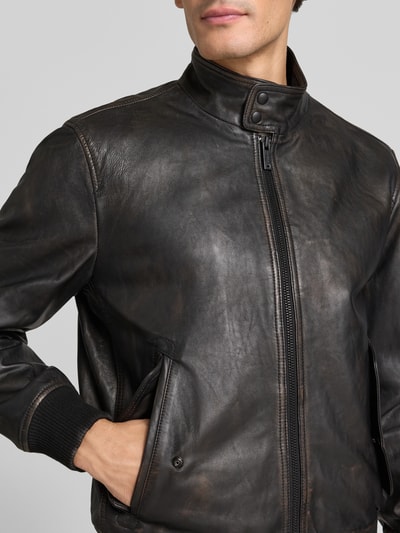 Männermodel trägt Regular Fit Jacke aus echtem Lammleder Modell 'BERKELY' von Strellson, Herren Lederjacke, Nahaufnahme Oberkörper.