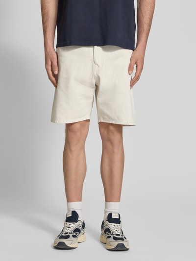 Männermodel trägt Loose Fit Jeansshorts mit Eingrifftaschen Modell 'TONY' von Jack & Jones in Beige, reine Baumwolle, Used-Look, Ganzkörperansicht von vorne.