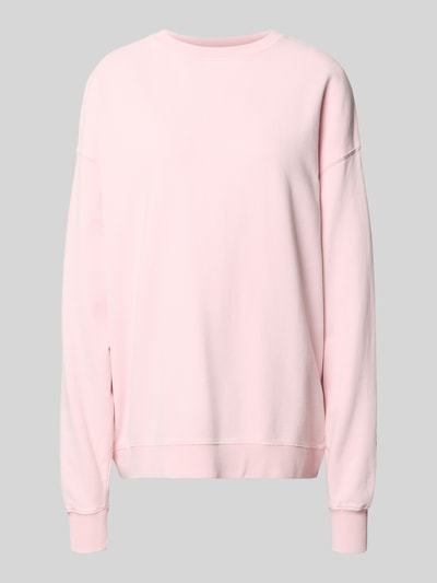 Produktfoto, Oversized Sweatshirt mit rückseitigem Statement-Print von OH APRIL aus Reine Baumwolle, Oversized-Fit, Farbe Rosa, gerippter Rundhalsausschnitt, überschnittene Schultern, Logo-Stitching, Modell Tomato Girl, glatte Textur.