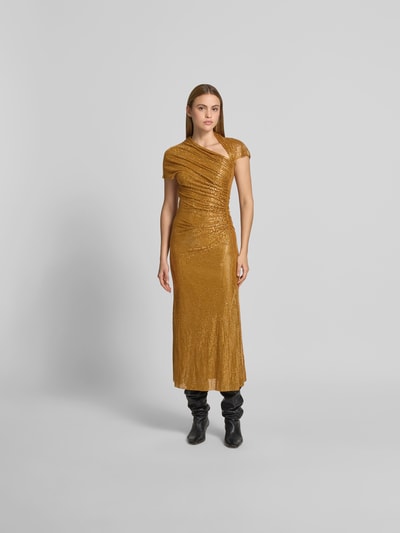 Frauenmodel trägt Maxikleid mit Allover-Ziersteinbesatz von Self-Portrait, Elastischer-Material-Mix, Slim-Fit, asymmetrischer Ausschnitt, kurzärmelig, goldene Farbe, glitzernde Textur, Ganzkörperansicht von vorne. Gesamtlänge bei Größe S: 140 cm, Brustweite: 40 cm, Taillenweite: 30 cm.