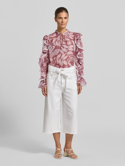 Frauenmodel trägt Bluse mit Rüschenärmeln und Schlüsselloch-Ausschnitt von Oui, Gerader-Schnitt, florales Muster, Ganzkörperansicht von vorne.