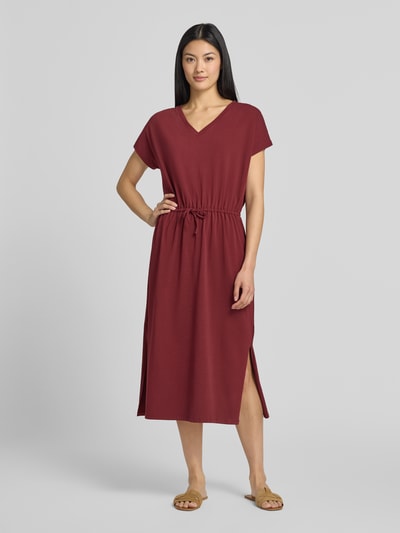 Kobiece modelka nosi Relaxed Fit Freizeitkleid aus Baumwoll-Mix od s.Oliver RED LABEL, kolor bordowy, gładka faktura, widok całej sylwetki z przodu.