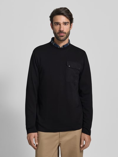 Männermodel trägt Relaxed Fit Langarmshirt aus Baumwoll-Mix von Barbour, Optik: Unifarben, Brusttasche, Ganzkörperansicht von vorne.