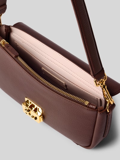 Produktfoto, Shoulder Bag mit Logo-Detail von Coccinelle in Braun mit Strukturmuster, goldener Verschluss, Seitenansicht des Innenfachs