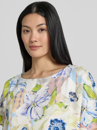 Frauenmodel trägt T-Shirt aus Viskose-Mix im Allover-Look von Christian Berg Woman, florale Farben, Regular-Fit, Rundhalsausschnitt, Nahaufnahme Oberkörper.