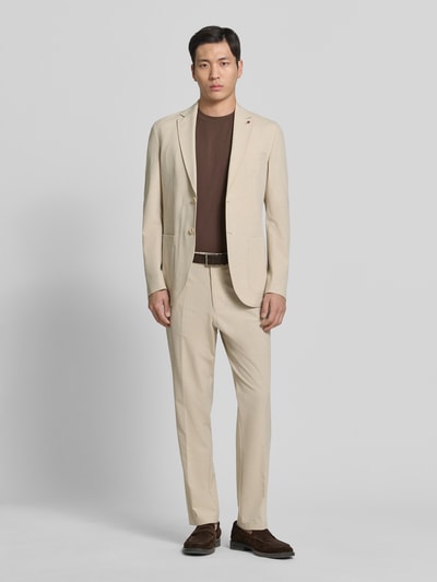 Männermodel trägt Hose mit Gesäßtaschen von CG - Club of Gents, Beige, Slim-Fit, Material-Mix, Modell 'Orlando', Ganzkörperansicht von vorne.