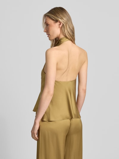 Frauenmodel trägt Top aus Viskose mit Neckholder und tiefem Rückenausschnitt von Jake*s Cocktail, glatter Stoff in Oliv, Ganzkörperansicht Rückansicht, Reine Viskose, Gerader Schnitt, Rückenlänge bei Größe 36: 70 cm.