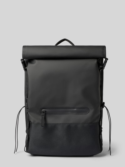 Produktfoto, schwarzer Rucksack mit glatter und matter Textur, rechteckige Form, Fronttasche mit Reißverschluss, neutrale Darstellung