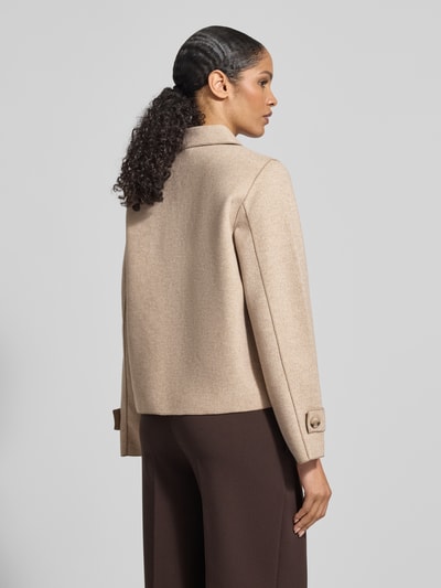 Frauenmodel trägt Jacke mit Umlegekragen Modell 'Juice' von Vila, beige, Material-Mix, lockere Passform, Rückansicht, Nahaufnahme Oberkörper.