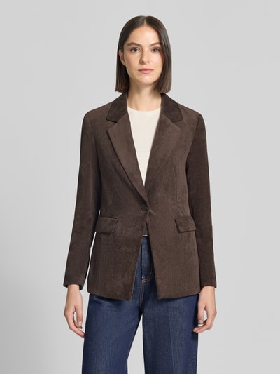 Frauenmodel trägt Regular Fit Blazer in Cord-Optik von COMMA, braun, Reverskragen, Pattentaschen, Knopfverschluss, Ganzkörperansicht von vorne