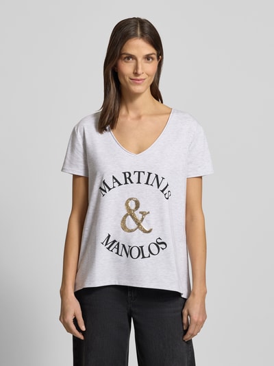 Kobiece modelka nosi T-shirt mit Label-Print von miss goodlife z bawełny, luźny krój, dekolt w serek, długość tyłu 65 cm, całkowity przód