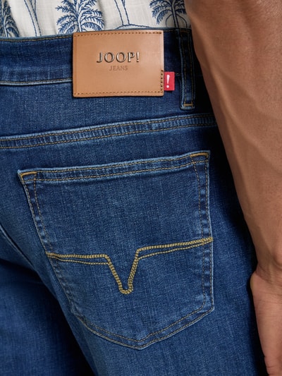 Männermodel trägt Straight Fit Jeans im 5-Pocket-Design Modell 'Mitch' von JOOP! aus Baumwoll-Mix, Detailaufnahme Rückansicht.