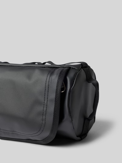 Produktfoto, Travel Canister mit Logo-Print von The North Face in Schwarz, rechteckige Form, glatte und leicht glänzende Oberfläche, Hauptfach mit Reißverschluss und Tragehenkel, Maße 25x15x12 cm, Innenfach mit Reißverschluss.