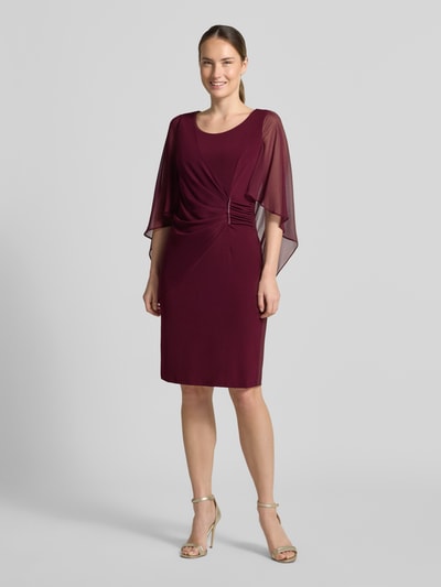 Frauenmodel trägt Tailliertes Cocktailkleid mit Strasssteinbesatz von Vera Mont in dunklem Rot, glatte Textur, Ganzkörperansicht von vorne, Damen Cocktailkleid von Vera Mont