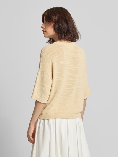 Vrouwenmodel draagt gebreid shirt met 1/2-mouwen Model 'Lauralynn' van MSCH Copenhagen, Mix van biologisch katoen, loose fit, rugdecolleté, ruglengte maat S/M 53 cm, mouwlengte S/M 22 cm. Ganzkörperansicht rugaanzicht.