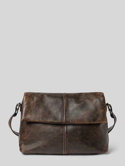 Produktfoto, Crossbody Bag aus echtem Leder Modell 'Fiona' von LIEBESKIND BERLIN in Braun mit Magnetverschluss, Logo-Prägung, Überschlag, strukturierte Oberfläche, 36x25x16 cm, Schulterriemen 85 cm.