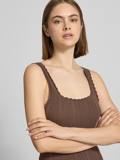 Frauenmodel trägt Tanktop in Pointelle-Strick mit Karree-Ausschnitt Modell 'GIANNA' von JJXX, Viskose-Mix, Körpernaher-Schnitt, Wellensaum, Nahaufnahme Oberkörper.