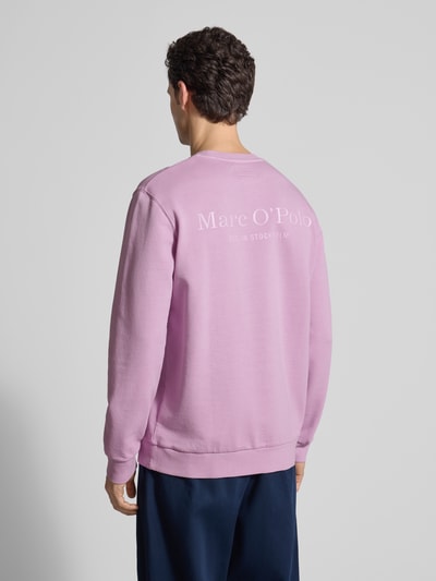 Männermodel trägt Regular Fit Sweatjacke aus reiner Baumwolle von Marc O'Polo in Rosa, unifarben, Label Print, Ganzkörperansicht Rückansicht.