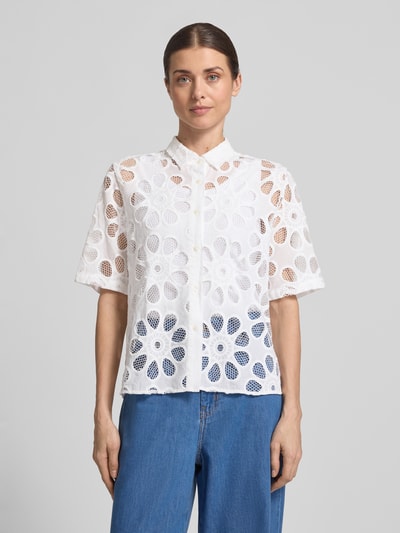 Frauenmodel trägt Regular Fit Bluse mit Lochstickerei Modell 'BEA' von 0039 Italy aus weißem Baumwoll-Mix, Hemdblusenkragen, Knopfleiste, 1/2-Arm, lockerer Schnitt, florale Muster, Ganzkörperansicht von vorne.