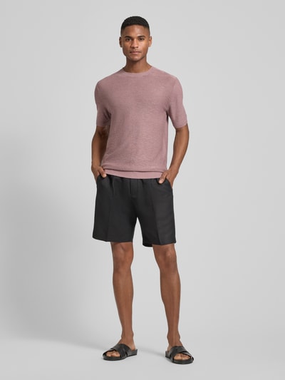 Męski model nosi Slim Fit T-Shirt aus Leinen-Mix in Strick-Optik von Antony Morato, mieszanka lnu i wiskozy, krój slim fit, imitacja dzianiny, okrągły dekolt, krótki rękaw, elastyczne wykończenia, długość tyłu w rozmiarze M: 72 cm, całopostaciowy widok z przodu.