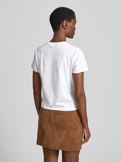 Frauenmodel trägt Regular Fit T-Shirt mit Logo-Stitching von Anine Bing aus reiner Baumwolle, weiß, Rundhalsausschnitt, Rückenansicht, Rückenlänge 50 cm bei Größe S.