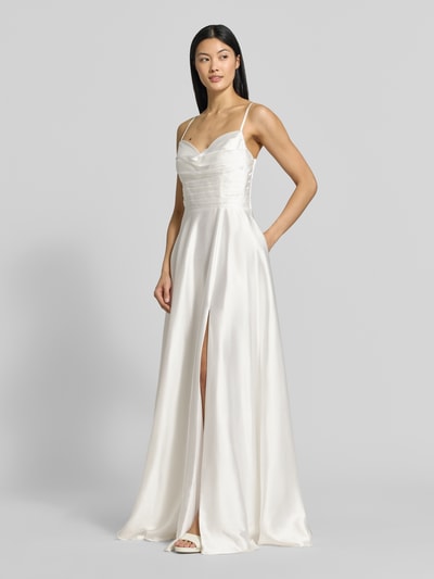 Kobiece modelka nosi Brautkleid mit Drapierungen und rückseitiger Schnürung von LUXUAR FASHION, Satyna, Linia a, Długa sukienka, cienkie ramiączka; drapowania, wiązanie z tyłu, długość tyłu w rozmiarze 36: 133 cm, szerokość w rozmiarze 36: 32 cm, widok całej sylwetki z przodu