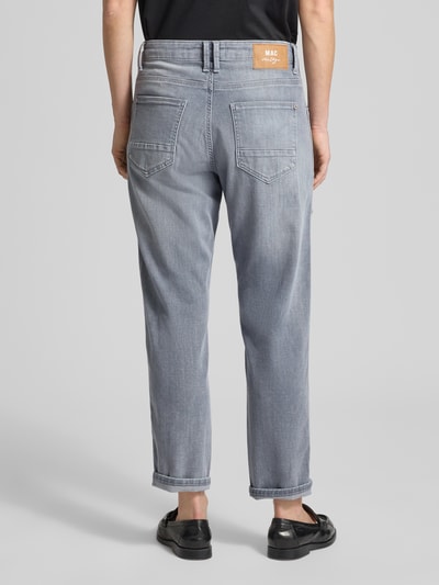 Männermodel trägt Jeans mit 5-Pocket-Design von MAC in Grau, Baumwoll-Mix mit Stretch-Anteil, gerader Schnitt, Ganzkörperansicht Rückansicht.