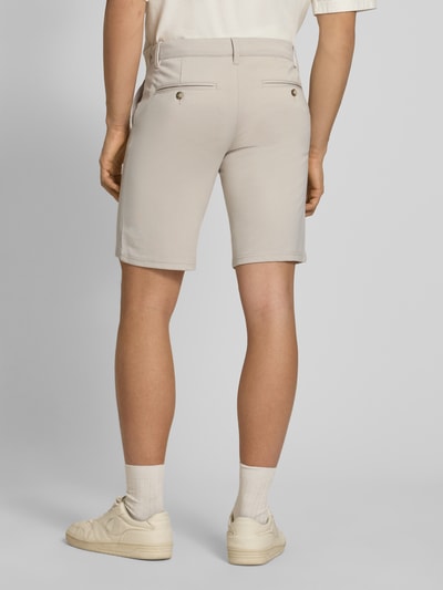 Männermodel trägt Regular Fit Bermudas aus Viskose-Mix Modell 'MARK' von Only & Sons, unifarben, Stretch-Webstruktur, Ganzkörperansicht Rückansicht.