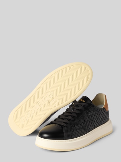 Produktfoto, zwarte Heren sneakers van leer Model 'ARROW MAN CALF' van Woolrich met afgeronde punt, vetersluiting en beige zool, hakhoogte 4 cm, schachthoogte 9 cm, schachtbreedte 8 cm, fijn geweven textuur