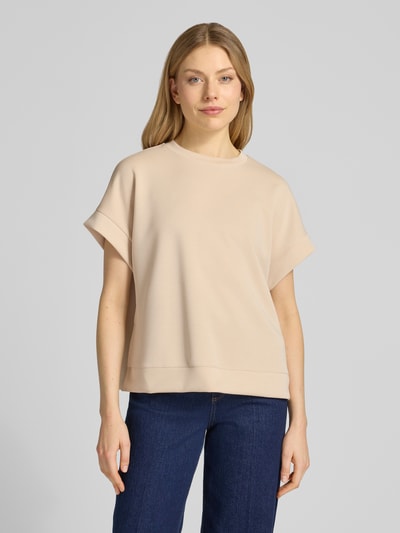 Frauenmodel trägt Sweatshirt aus Modal-Mix mit Kappärmeln von Rich & Royal, beige, Relaxed Fit, Rundhalsausschnitt, Ganzkörperansicht von vorne.